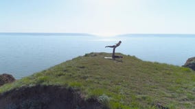 Yogatraining, starker Jogimann und flexible Frau führen zusammengepaßte balancierende Übungen von acroyoga in der Natur auf Berg stock video Yogatraining, starker Jogimann und flexible Frau führen zusammengepaßte balancierende Übungen von acroyoga in der Natur auf Berg stock video