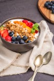 Yoghurt med bakade granola och bär royaltyfri foto Yoghurt med bakade granola och bär royaltyfri foto