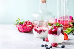 Yoghurt med bär royaltyfria bilder Yoghurt med bär royaltyfria bilder