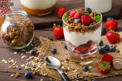 Yoghurt met gebakken granola en bessen in klein glas stock foto Yoghurt met gebakken granola en bessen in klein glas stock foto