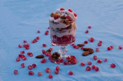 Yoghurtparfait met granaatappelfruit en noten stock afbeeldingen Yoghurtparfait met granaatappelfruit en noten stock afbeeldingen