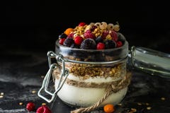 Yogur con el granola y las bayas en pequeño tarro, fresas, arándanos , grosella negra dulzor Yogur hecho en casa imagenes de archivo Yogur con el granola y las bayas en pequeño tarro, fresas, arándanos , grosella negra dulzor Yogur hecho en casa imagenes de archivo