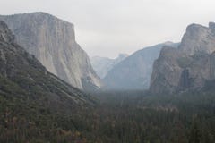 Yosemite dolina na mgławym dniu obrazy royalty free Yosemite dolina na mgławym dniu obrazy royalty free