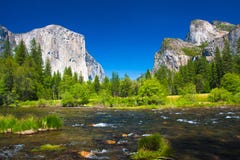 Yosemitevallei met de Rots en de Bruidssluierwatervallen van Gr Capitan royalty-vrije stock afbeeldingen Yosemitevallei met de Rots en de Bruidssluierwatervallen van Gr Capitan royalty-vrije stock afbeeldingen