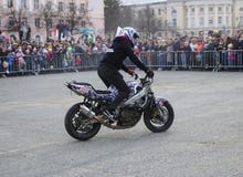 YOSHKAR-OLA, RUSLAND - MEI 5, 2018: Motoshow in centrale squar royalty-vrije stock foto YOSHKAR-OLA, RUSLAND - MEI 5, 2018: Motoshow in centrale squar royalty-vrije stock foto