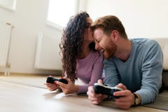 Happy couple playing video games at home Royalty Free Stock Photography Happy couple playing video games at home Royalty Free Stock Photography