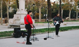 Young Boys che gioca la chitarra in vie di Barcellona fotografie stock Young Boys che gioca la chitarra in vie di Barcellona fotografie stock