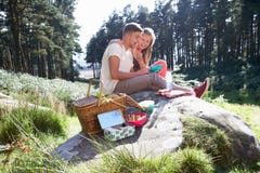 Young Couple Enjoying Picnic In Countryside royalty free stock images Young Couple Enjoying Picnic In Countryside royalty free stock images