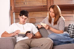 Young Couple Reading Books Royalty Free Stock Photography Young Couple Reading Books Royalty Free Stock Photography