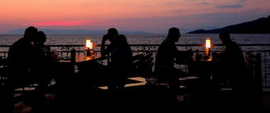 https://thumbs.dreamstime.com/t/young-couples-restaurant-having-dinner-silhouette-couple-near-sea-lamps-teir-tables-82798762.jpg