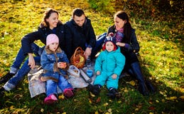 Happy young family of four having picnic at meadow at summer day royalty free stock photography Happy young family of four having picnic at meadow at summer day royalty free stock photography