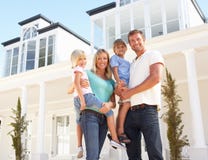 Young Family Standing Outside Dream Home royalty free stock photography Young Family Standing Outside Dream Home royalty free stock photography