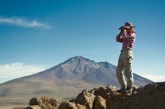 Young female traveller is using binoculars in the mountains Royalty Free Stock Photos Young female traveller is using binoculars in the mountains Royalty Free Stock Photos