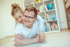 Young happy father reading book with cute daughter at home stock photography Young happy father reading book with cute daughter at home stock photography