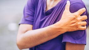 Young woman pain left shoulder stock photography Young woman pain left shoulder stock photography