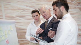 Youngbusinessman robi prezentaci projekt starszy investio zbiory wideo Youngbusinessman robi prezentaci projekt starszy investio zbiory wideo