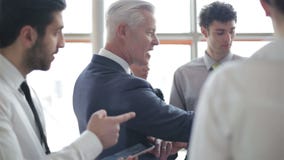 Youngbusinessman robi prezentaci projekt starszy investio zdjęcie wideo Youngbusinessman robi prezentaci projekt starszy investio zdjęcie wideo