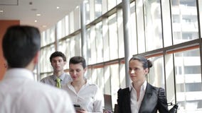 Youngbusinessman robi prezentaci projekt starszy investio zbiory wideo Youngbusinessman robi prezentaci projekt starszy investio zbiory wideo