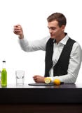 Yrkesmässig bartender som förbereder en dryck med limefrukt eller citronen som isoleras på en vit bakgrund Restaurang- och klubba arkivfoto Yrkesmässig bartender som förbereder en dryck med limefrukt eller citronen som isoleras på en vit bakgrund Restaurang- och klubba arkivfoto