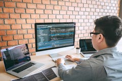 Yrkesmässig bärareprogrammerare som arbetar en programvaruwebsitedesign och kodifierar teknologi och att skriva koder och databas arkivbilder Yrkesmässig bärareprogrammerare som arbetar en programvaruwebsitedesign och kodifierar teknologi och att skriva koder och databas arkivbilder