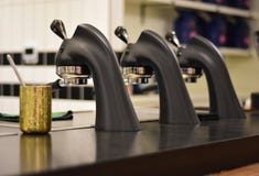 Yrkesmässig espressomaskin i en lokal coffee shop Arkivfoton Yrkesmässig espressomaskin i en lokal coffee shop Arkivfoton