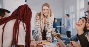 Yrkesmässig positiv kvinnlig ledare som samarbetar med erfarna multietniska kollegor, ledande arbetsplatsdiskussion lager videofilmer Yrkesmässig positiv kvinnlig ledare som samarbetar med erfarna multietniska kollegor, ledande arbetsplatsdiskussion lager videofilmer