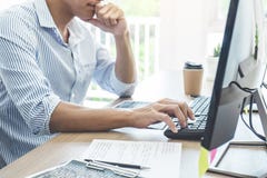 Yrkesmässig programmerare som arbetar på framkallande programmera, och websiten som arbetar i en programvara, framkallar företags royaltyfria bilder Yrkesmässig programmerare som arbetar på framkallande programmera, och websiten som arbetar i en programvara, framkallar företags royaltyfria bilder