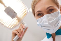 Yrkesmässig tandläkare som arbetar på hans tand- klinik royaltyfria bilder Yrkesmässig tandläkare som arbetar på hans tand- klinik royaltyfria bilder