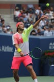 Yrkesmässig tennisspelare Lucas Pouille av Frankrike i handling under hans US Openkvartsfinalmatch 2016 arkivbilder Yrkesmässig tennisspelare Lucas Pouille av Frankrike i handling under hans US Openkvartsfinalmatch 2016 arkivbilder