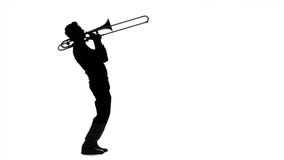 Yrkesmässigt spela för musiker på trombonen i ultrarapid svart silhouette stock video Yrkesmässigt spela för musiker på trombonen i ultrarapid svart silhouette stock video