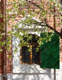 Yttre sikt av fönstret för ortodox kyrka royaltyfria bilder Yttre sikt av fönstret för ortodox kyrka royaltyfria bilder