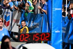 ?-? Yuki Kawauchi выиграл 1-ое место на марафоне Ванкувера Время 02:15: 01 стоковая фотография rf ?-? Yuki Kawauchi выиграл 1-ое место на марафоне Ванкувера Время 02:15: 01 стоковая фотография rf