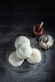 Yummy en verse donuts bij het koelen van rooster op donkere lijst stock afbeeldingen Yummy en verse donuts bij het koelen van rooster op donkere lijst stock afbeeldingen