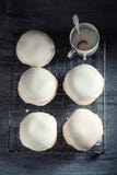 Yummy en verse heet en vers gebakken donuts stock afbeeldingen Yummy en verse heet en vers gebakken donuts stock afbeeldingen