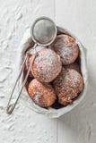 Yummy en verse heet en vers gebakken donutsballen stock fotografie Yummy en verse heet en vers gebakken donutsballen stock fotografie