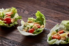 Yummy hoogste meningssamenstelling van verse gezonde salade diende in slabladeren op houten lijst stock foto Yummy hoogste meningssamenstelling van verse gezonde salade diende in slabladeren op houten lijst stock foto