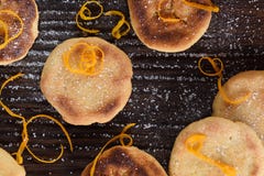 Yummy σπιτικά μπισκότα που διακοσμούνται με τη φλούδα λεμονιών και την τήξη ζάχαρης Στοκ Φωτογραφία Yummy σπιτικά μπισκότα που διακοσμούνται με τη φλούδα λεμονιών και την τήξη ζάχαρης Στοκ Φωτογραφία