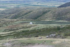 Yurt bianco sulla collina Spazio enorme Montagne falciate nelle nuvole immagini stock Yurt bianco sulla collina Spazio enorme Montagne falciate nelle nuvole immagini stock