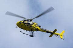Yves Rossy weet ook als Jetman voorbereidingen treft om de helikopter van Eurocopter AS350 met zijn straal aangedreven vleugels o stock fotografie Yves Rossy weet ook als Jetman voorbereidingen treft om de helikopter van Eurocopter AS350 met zijn straal aangedreven vleugels o stock fotografie