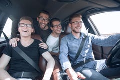 z bliska grupa przyjaciele podróżuje w samochodzie obrazy stock z bliska grupa przyjaciele podróżuje w samochodzie obrazy stock