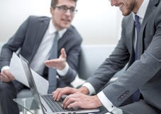 z bliska partnery biznesowi dyskutuje terminy kontrakt zdjęcia stock z bliska partnery biznesowi dyskutuje terminy kontrakt zdjęcia stock