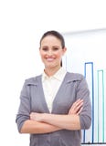 Z fałdowymi rękami ufny młody bizneswoman Obrazy Royalty Free Z fałdowymi rękami ufny młody bizneswoman Obrazy Royalty Free