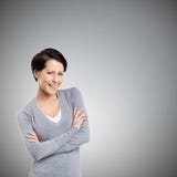 Z krzyżować rękami Smiley kobieta obrazy royalty free Z krzyżować rękami Smiley kobieta obrazy royalty free