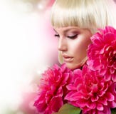 Z Kwiatami blond Dziewczyna obraz royalty free Z Kwiatami blond Dziewczyna obraz royalty free