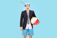 Z podnieceniem biznesmen z snorkel i plażową piłką obraz royalty free Z podnieceniem biznesmen z snorkel i plażową piłką obraz royalty free