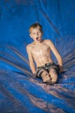 Z podnieceniem chłopiec bawić się na ślizganiu i ślizganiu outdoors Fotografia Stock Z podnieceniem chłopiec bawić się na ślizganiu i ślizganiu outdoors Fotografia Stock