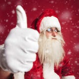 Z podnieceniem Santa Claus robi ok znakowi podczas gdy snowing zdjęcie stock Z podnieceniem Santa Claus robi ok znakowi podczas gdy snowing zdjęcie stock