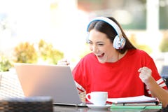 Z podnieceniem studencki nauczanie online w sklepie z kaw? zdjęcie stock Z podnieceniem studencki nauczanie online w sklepie z kaw? zdjęcie stock