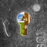 za starym keyhole drzwiowym kędziorkiem otwiera Zdjęcia Stock za starym keyhole drzwiowym kędziorkiem otwiera Zdjęcia Stock