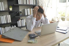 Zaakcentowany biznesmena pracować w stresie w biurze obraz stock Zaakcentowany biznesmena pracować w stresie w biurze obraz stock